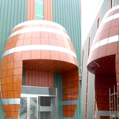 Mặt tiền tòa nhà được bao phủ bởi các tấm lớp phủ nhôm với các thiết kế tùy chỉnh